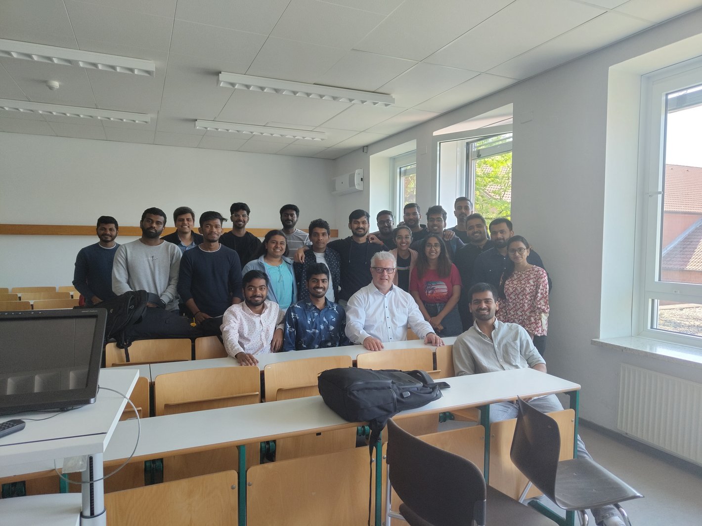 Gruppenbild von Studenten und Professor der Vorlesung Business Management