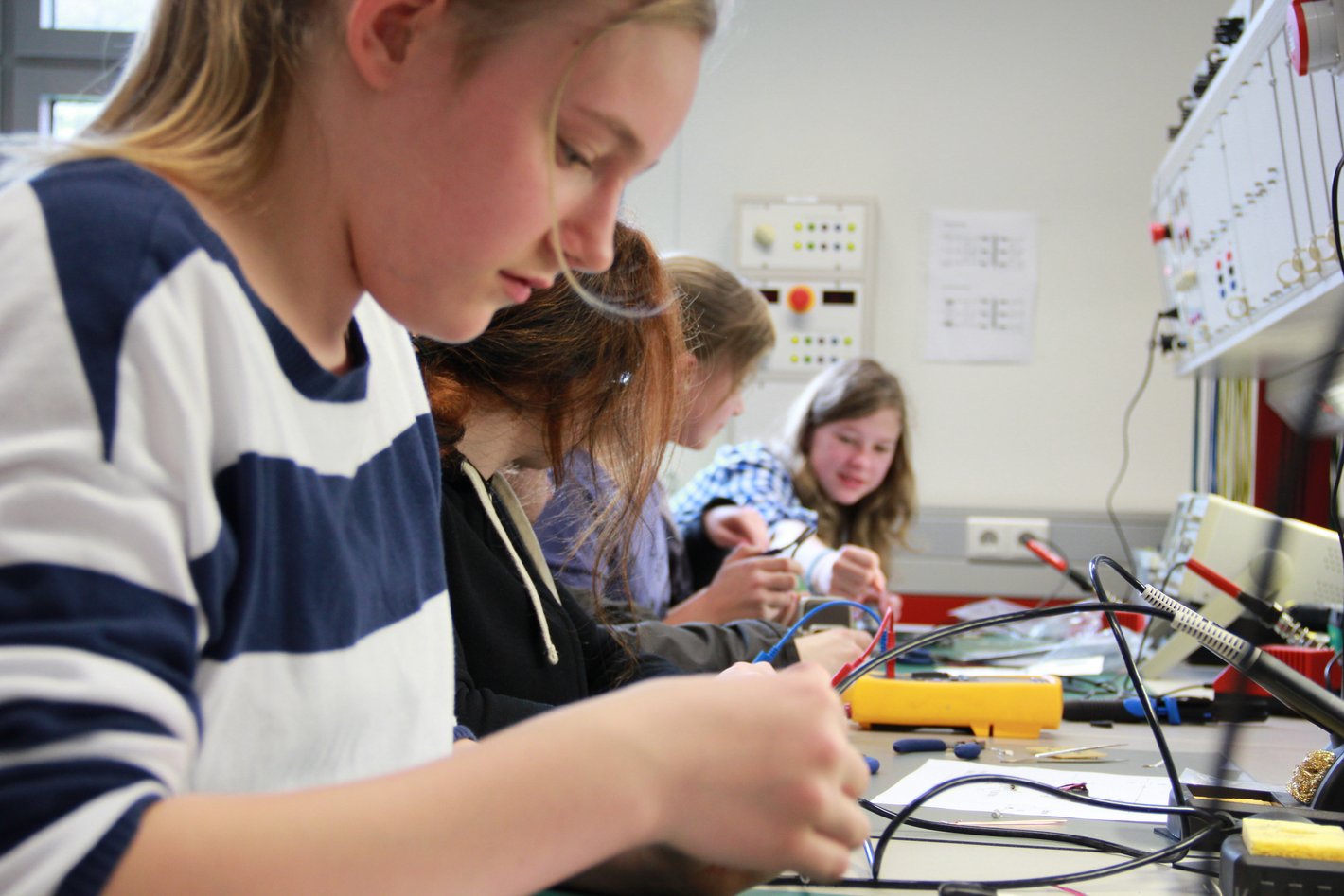 zukunftstag_girls_day_technik Mädchen am Girls' Day im Fachbereich Technik