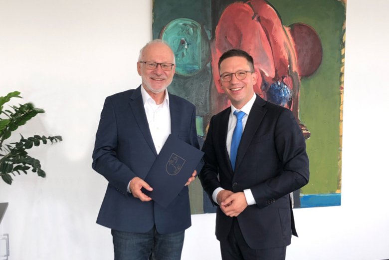 Prof. Dr. Kreutz (li.) und Minister Falko Mohrs (re.)