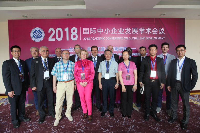 Die Gründungsmitglieder des GASMERC-Netzwerks während der Gründungszeremonie am 26. Juni 2018 in Beijing (Foto: privat). Die Gründungsmitglieder des GASMERC-Netzwerks während der Gründungszeremonie am 26. Juni 2018 in Beijing (Foto: privat).
