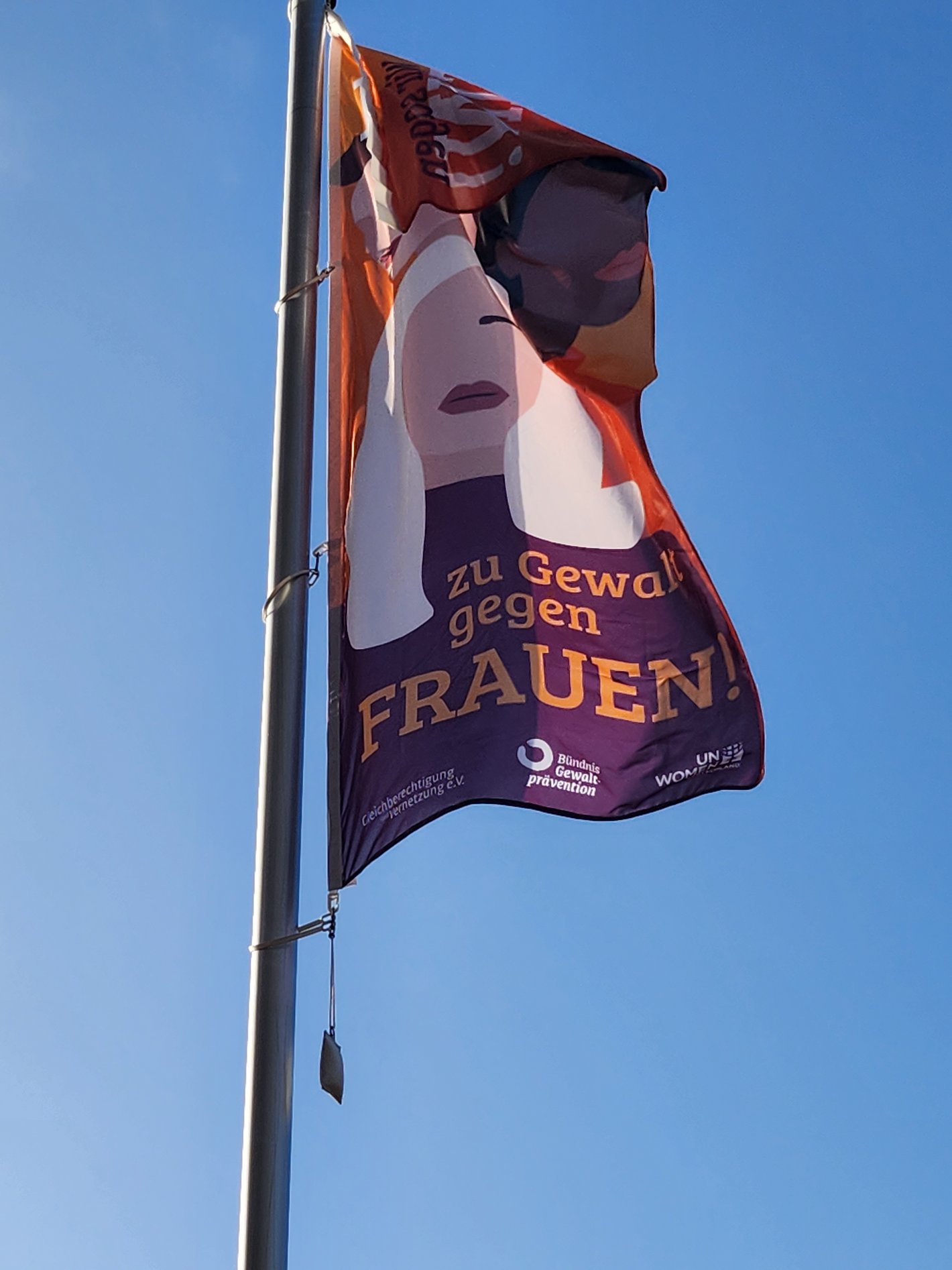 Fahne "Nein zu Gewalt"