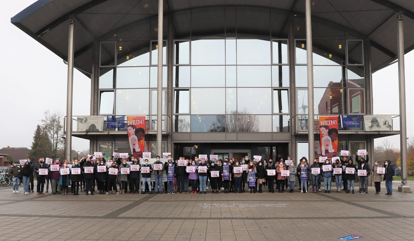 Tag gegen Gewalt an Frauen 2021 Aktion Gruppenfoto Gruppenfoto zum Tag gegen Gewalt an Frauen