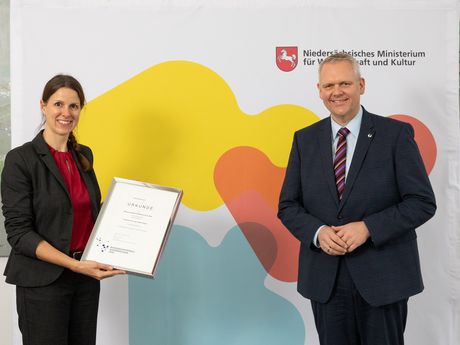 Wissenschaftspreis in der Kategorie „Lehre“ für Prof. Dr. Katrin Ottink. Bild: MWK/brauers.com Wissenschaftspreis in der Kategorie „Lehre“ für Prof. Dr. Katrin Ottink. Bild: MWK/brauers.com