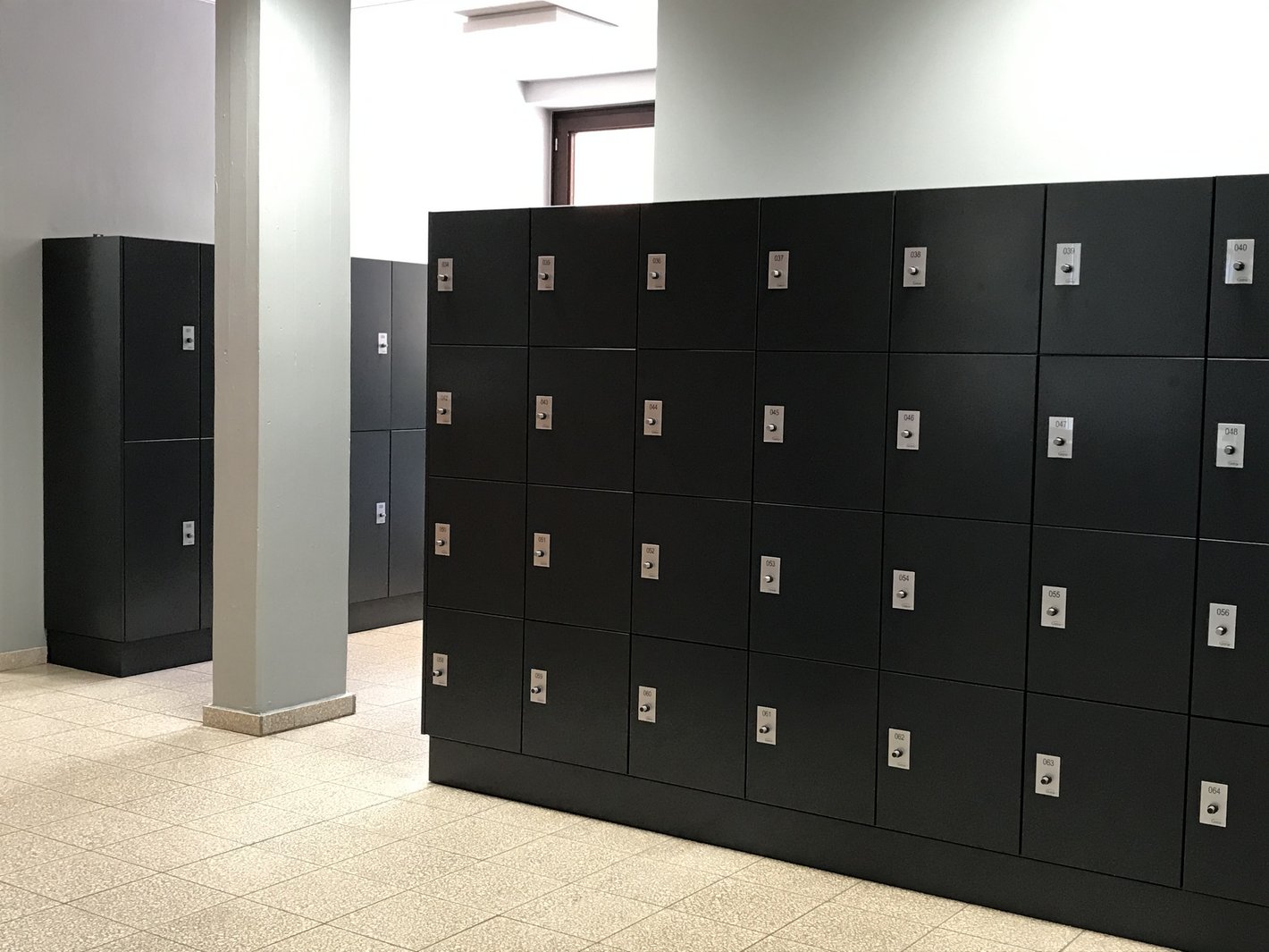 Schließfächer vor der Bibliothek