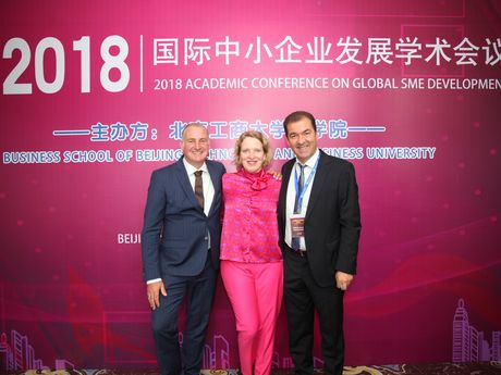 Professorin Annika Wolf (Mitte) mit den Initiatoren des GASMERC-Netzwerks der Hanzehogeschool Groningen, Professor Alexander Grit (links) und Professor Diederich Bakker (rechts) (Foto: privat). Professorin Annika Wolf (Mitte) mit den Initiatoren des GASMERC-Netzwerks der Hanzehogeschool Groningen, Professor Alexander Grit (links) und Professor Diederich Bakker (rechts) (Foto: privat).