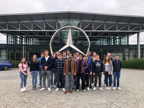 Praxisorientiert unterwegs: Studierende der Emder und Bremer VDI-Gruppen "Young Engineers" Praxisorientiert unterwegs: Studierende der Emder und Bremer VDI-Gruppen "Young Engineers"