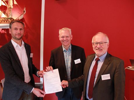 Freuen sich über die weitere Förderung: Dekan Prof. Dr. Marc Hanfeld (Fachbereich Wirtschaft), Minister Björn Thümler, Hochschulpräsident Prof. Dr. Gerhard Kreutz Freuen sich über die weitere Förderung: Dekan Prof. Dr. Marc Hanfeld (Fachbereich Wirtschaft), Minister Björn Thümler, Hochschulpräsident Prof. Dr. Gerhard Kreutz