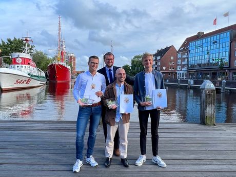 Die Preisträger mit Oberbürgermeister Tim Kruithoff. Foto: Stadt Emden
