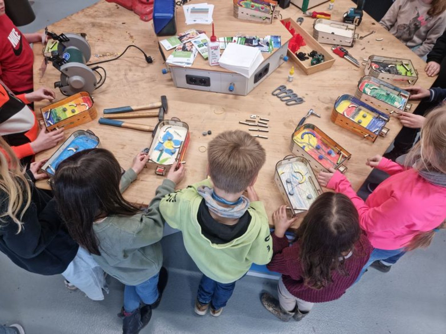 Kinder mit selbstgebautem Tisch-Flipper