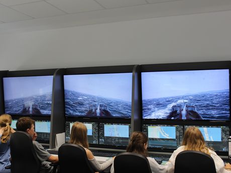 Die Schulklassen des JAG Emden lernten am Maritimen Campus unter anderem den Schiffführungssimulator kennen. Die Schulklassen des JAG Emden lernten am Maritimen Campus unter anderem den Schiffführungssimulator kennen.