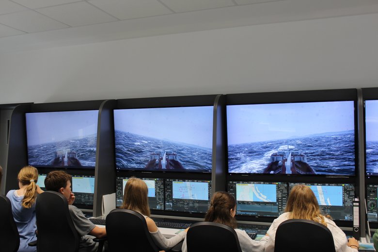 Die Schulklassen des JAG Emden lernten am Maritimen Campus unter anderem den Schiffführungssimulator kennen.