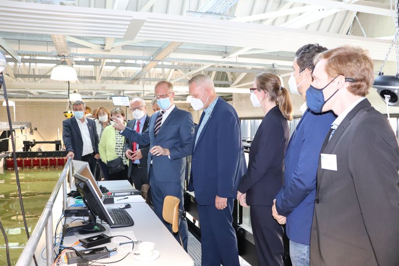 Prof. Dr. Jann Strybny erläutert Minister Björn Thümler (Mitte) und weiteren Gästen die technische Ausstattung des Maritimen Technikums Prof. Dr. Jann Strybny erläutert Minister Björn Thümler (Mitte) und weiteren Gästen die technische Ausstattung des Maritimen Technikums