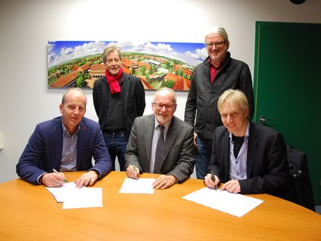 Die Vertragspartner bei der Unterzeichnung des Kooperationsabkommens (v.l.): Michael Hehemann (IG Metall) Günter Beyer (GEW) Hochschulpräsident Prof. Dr. Gerhard Kreutz, Prof. Dr. Carsten Müller (Fachbereich Soziale Arbeit und Gesundheit) und Stefan Störmer (GEW).