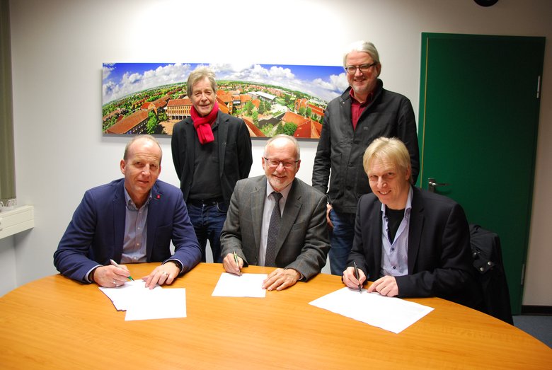 Die Vertragspartner bei der Unterzeichnung des Kooperationsabkommens (v.l.): Michael Hehemann (IG Metall) Günter Beyer (GEW) Hochschulpräsident Prof. Dr. Gerhard Kreutz, Prof. Dr. Carsten Müller (Fachbereich Soziale Arbeit und Gesundheit) und Stefan Störmer (GEW).