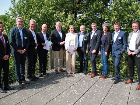 Niedersachsens Wirtschaftsminister Althusmann mit den Vertretern der geförderten Projekte Niedersachsens Wirtschaftsminister Althusmann mit den Vertretern der geförderten Projekte