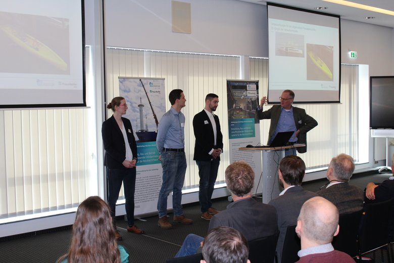 Leonie Walter, Arne Daniel, Kai Hillers und Prof. Dr. Jann Strybny bei ihrem Vortrag.