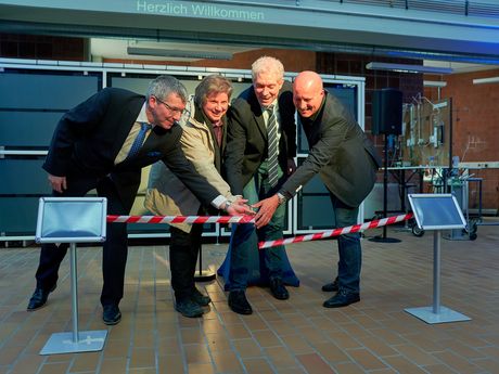 Das Band zerschnitten zur Eröffnung des Technikums Prof. Dr. Ralf Habermann (v.l.), Sandra Mehler vom Staatlichen Hochbauamt, Hochschul-Vizepräsident Manfred Nessen und Prof. Dr. Gerhard Illing.