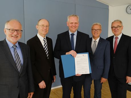 Kleine und mittlere Unternehmen bei der Digitalisierung stärken Bei der Übergabe des Förderbescheids durch Minister Björn Thümler (Mitte). Von links: Prof. Dr. Gerhard Kreutz (Präsident der Hochschule Emden/Leer), Prof. Dr. Dr. Hans Michael Piper (Präsident der Universität Oldenburg), Projektleiter Prof. Dr. Wolfgang Nebel (Universität Oldenburg) und Prof. Dr. Manfred Weisensee (Präsident der Jade-Hochschule). Foto: Universität Oldenburg/Markus Hibbeler
