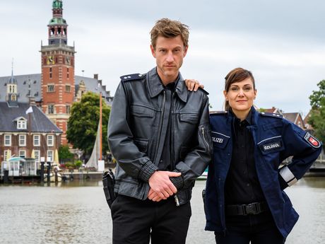 "Friesland: Prima Klima" - Drehstart: Henk Cassens (Maxim Mehmet), Süher Özlügül (Sophie Dal). Copyright: ZDF/Willi Weber "Friesland: Prima Klima" - Drehstart: Henk Cassens (Maxim Mehmet), Süher Özlügül (Sophie Dal). Copyright: ZDF/Willi Weber