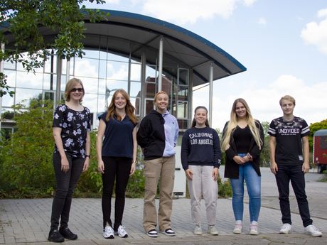 Die neuen Auszubildenden und FSJler der Hochschule Emden/Leer Die neuen Auszubildenden und FSJler der Hochschule Emden/Leer