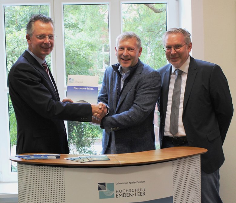 (v.l.): Prof. Dr. Carsten Wilken (Vizepräsident für Studium, Lehre und Internationales Hochschule Emden/Leer), Lars Muck (Geschäftsführer Seaway Offshore Cables), Prof. Dr. Marcus Bentin (Dekan Fachbereich Seefahrt und Maritime Wissenschaften)