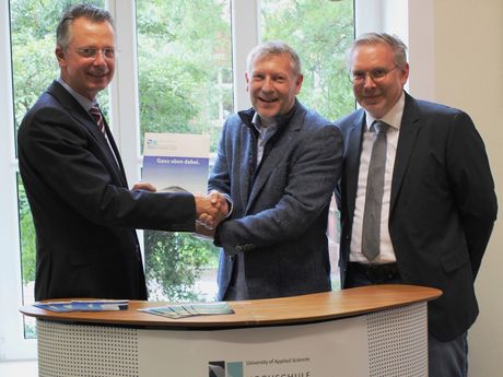 Kompetenz trifft Kompetenz. Zukunftsträchtige Kooperation mit Seaway Offshore Cables vereinbart (v.l.): Prof. Dr. Carsten Wilken (Vizepräsident für Studium, Lehre und Internationales Hochschule Emden/Leer), Lars Muck (Geschäftsführer Seaway Offshore Cables), Prof. Dr. Marcus Bentin (Dekan Fachbereich Seefahrt und Maritime Wissenschaften)