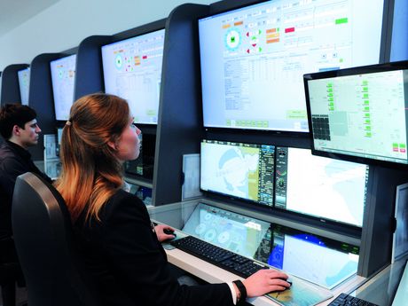 Navigationsübung mit elektronischer Seekarte (ECDIS) ECDIS Übung Navigieren lernen Hochschule Emden/Leer Maritimer Campus Leer