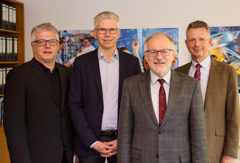 Oliver Melchert ist neuer Geschäftsführer des Business Campus Leer. (v.l.): Prof. Dr. Olaf Passenheim (Dekan Fachbereich Wirtschaft), Oliver Melchert, Prof. Dr. Gerhard Kreutz (Präsident), Prof. Dr. Carsten Wilken (Vizepräsident Studium & Lehre)
