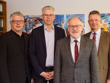 Oliver Melchert ist neuer Geschäftsführer des Business Campus Leer. (v.l.): Prof. Dr. Olaf Passenheim (Dekan Fachbereich Wirtschaft), Oliver Melchert, Prof. Dr. Gerhard Kreutz (Präsident), Prof. Dr. Carsten Wilken (Vizepräsident Studium & Lehre)