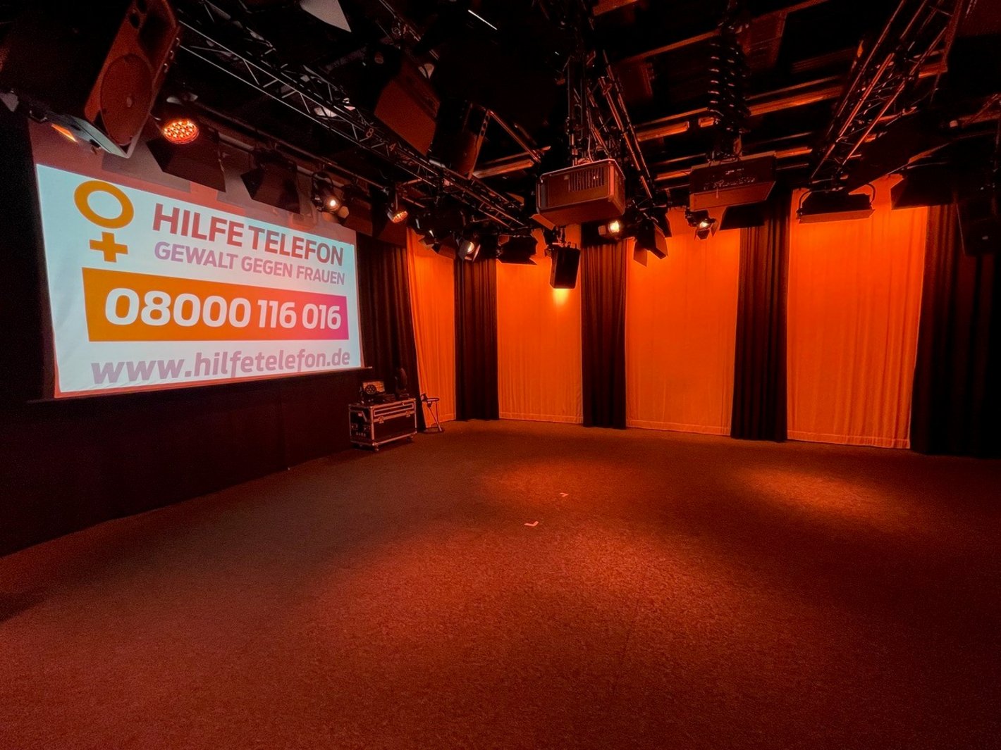 Orange Beleuchtung und Nummer des Hilfetelefons