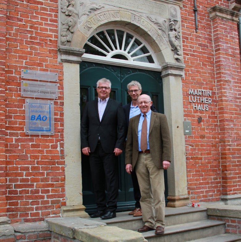 v.l.: Prof. Dr. Olaf Passenheim (Dekan Fachbereich Wirtschaft), Prof. Dr. Henning Hummels (verantwortlicher Projektleiter für die Integration der BAO in die Hochschule) und Dipl.- Kfm. Elmar Schmitz (komm. Akademieleiter) freuen sich über die neuen Schilder am Business Campus Leer.