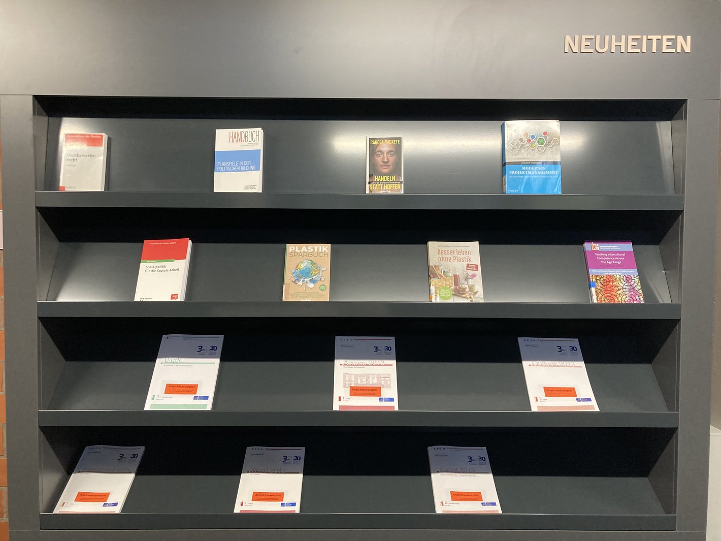 Neuerwerbungsregal im EG