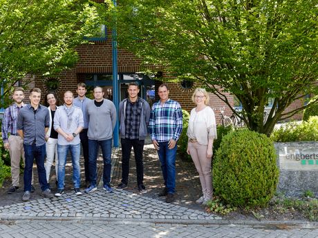Die Forschergruppe der Hochschule Emden/Leer um Prof. Dr. Ute Gündling (3. von links), den beiden Geschäftsführern Ute und Uwe Engberts (rechts) sowie Vertriebsleiter Ulf Hachmeister (4. von rechts). Die Forschergruppe der Hochschule Emden/Leer um Prof. Dr. Ute Gündling (3. von links), den beiden Geschäftsführern Ute und Uwe Engberts (rechts) sowie Vertriebsleiter Ulf Hachmeister (4. von rechts).