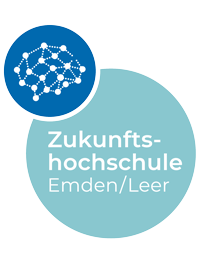 Logo der Zukunftshochschule: Ein hellblauer Kreis mit der Schrift Zukunkftshochschule. Im oberen linken Viertel des Kreises ist ein weiterer, kleiner Kreis, in dem ein stilisiertes Gehirn zu sehen ist, dessen Form sich aus Linien und Punkten zusammensetzt, die Neuronen symbolisieren.